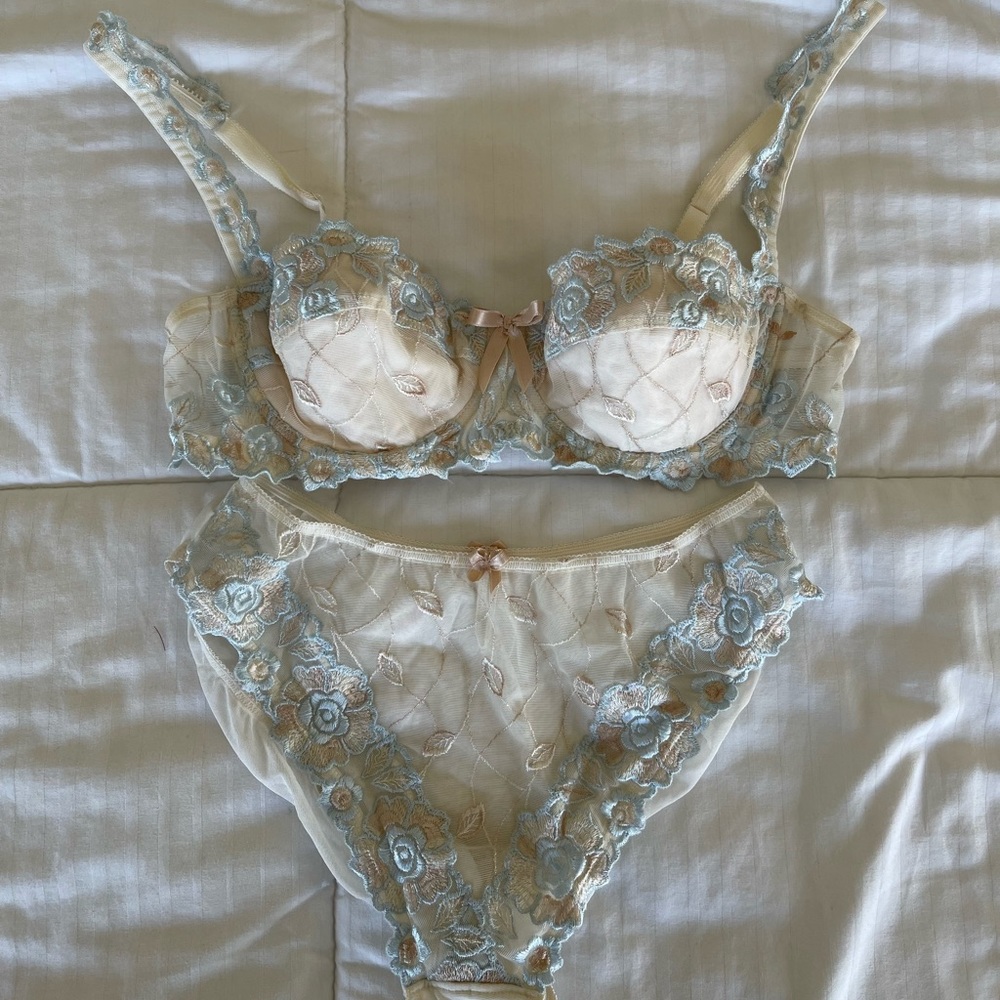LISE CHARMEL LACE BRA & UNDERWEAR